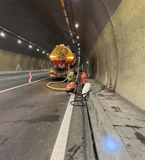 康巴什隧道排水渠清淤